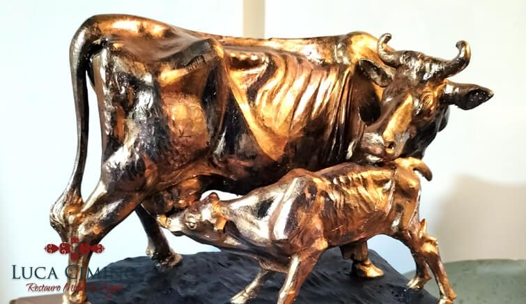 Scultura in Legno Genova - Statua di una mucca che allatta un vitello